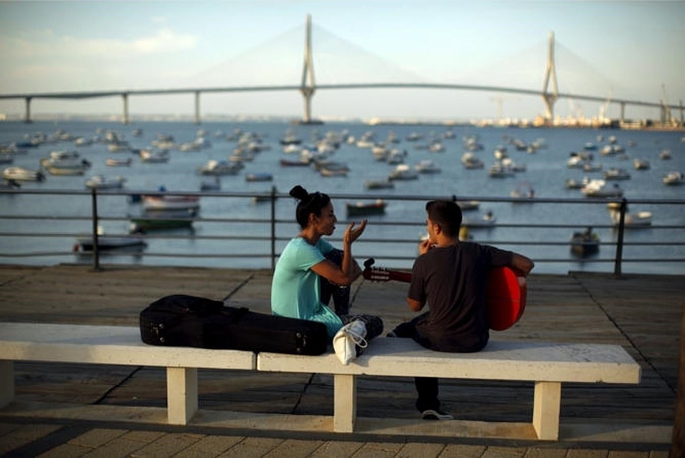 Una pareja frente al Puente de la Constitución.