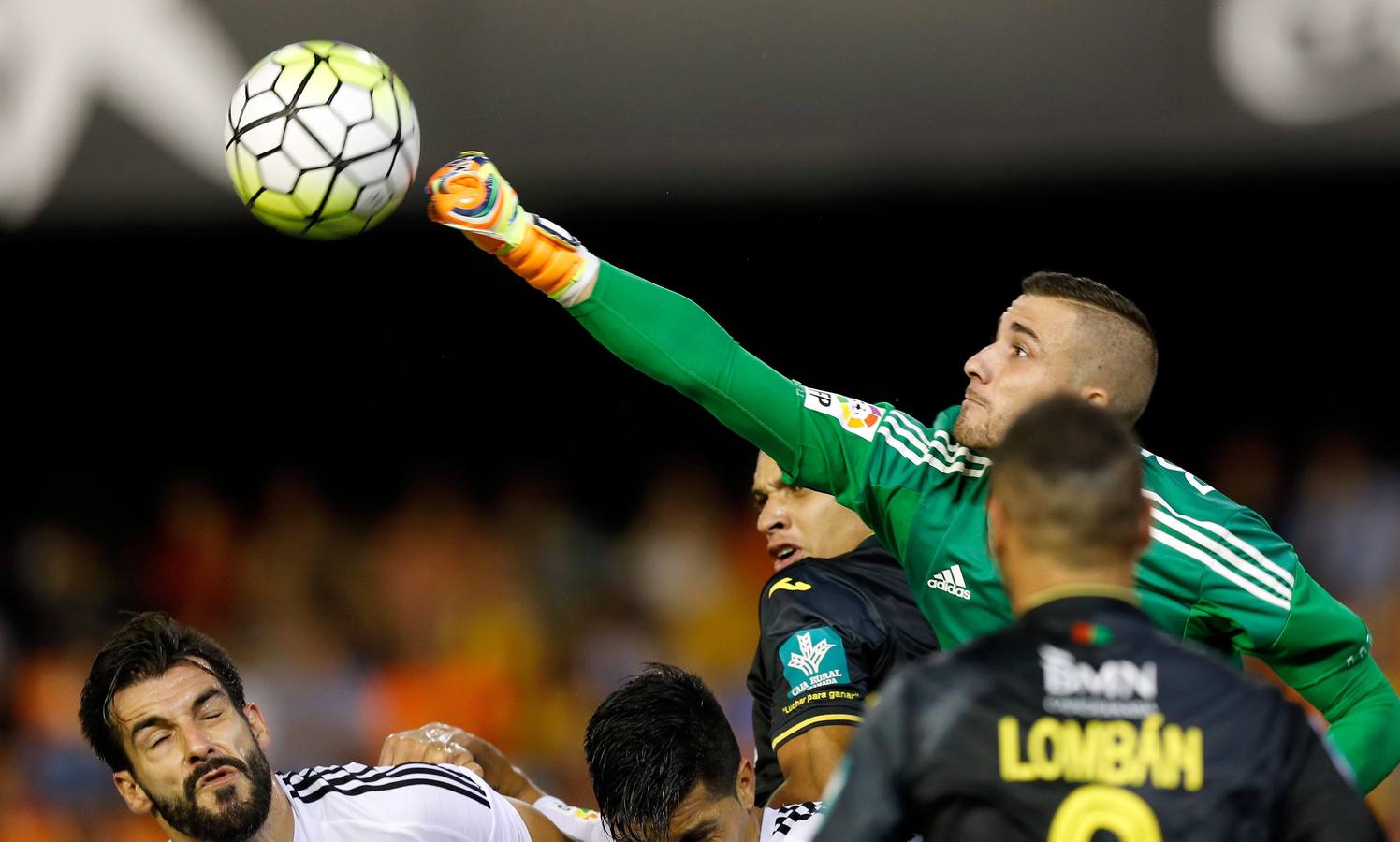 El Valencia recibe al Granada con necesidad de victoria