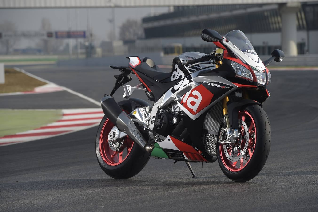 Aprilia lanza una edición limitada de la deportiva RSV4