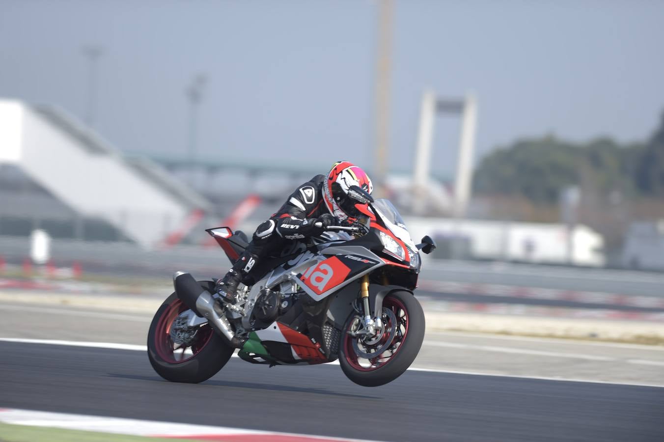 Aprilia lanza una edición limitada de la deportiva RSV4