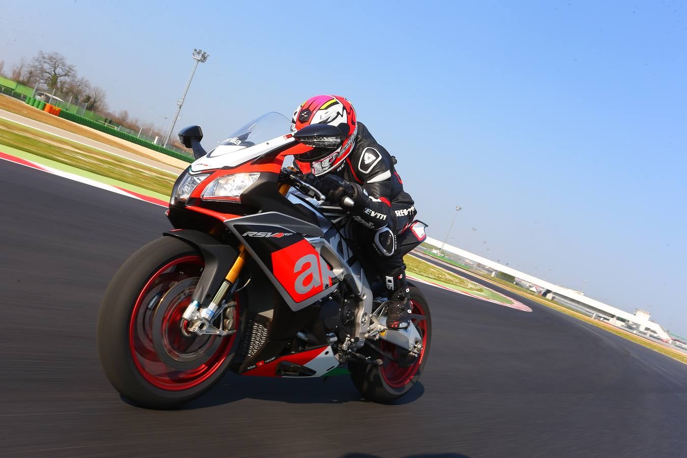 Aprilia lanza una edición limitada de la deportiva RSV4