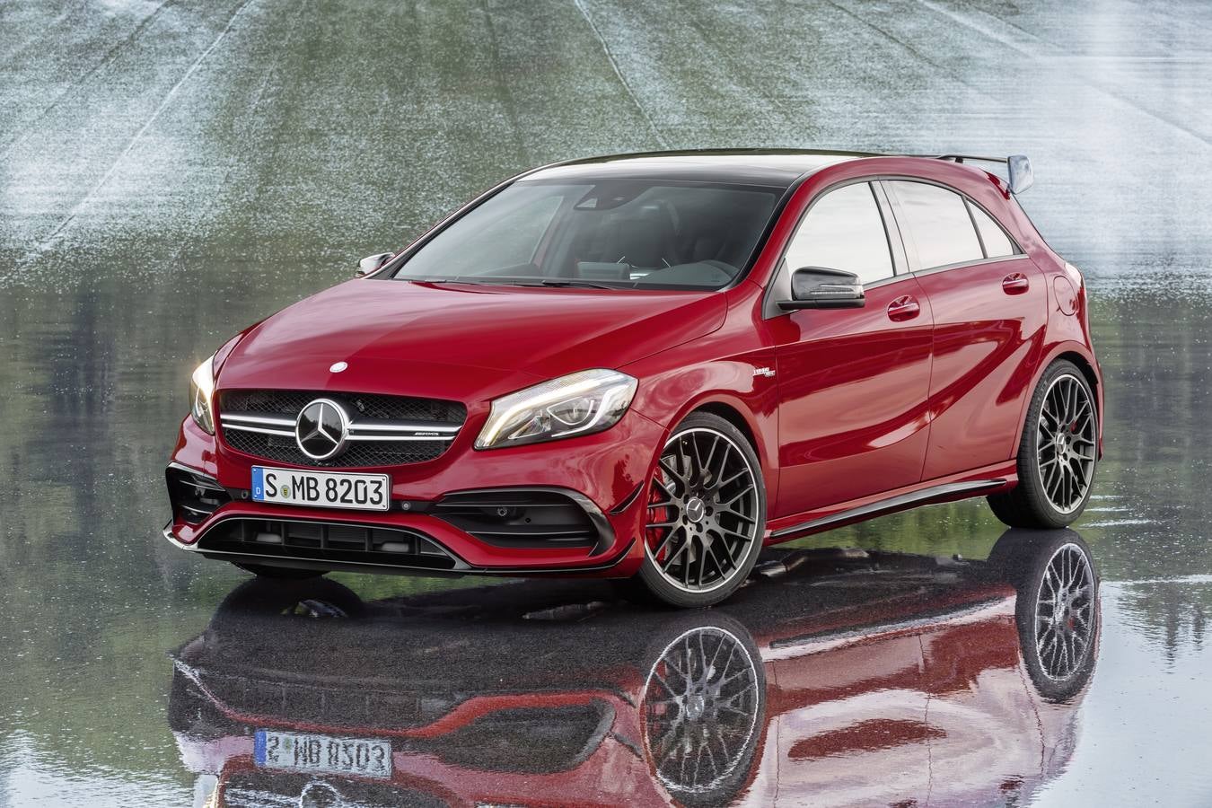 Mercedes-Benz actualiza la clase A para afianzar a su compacto en el mercado