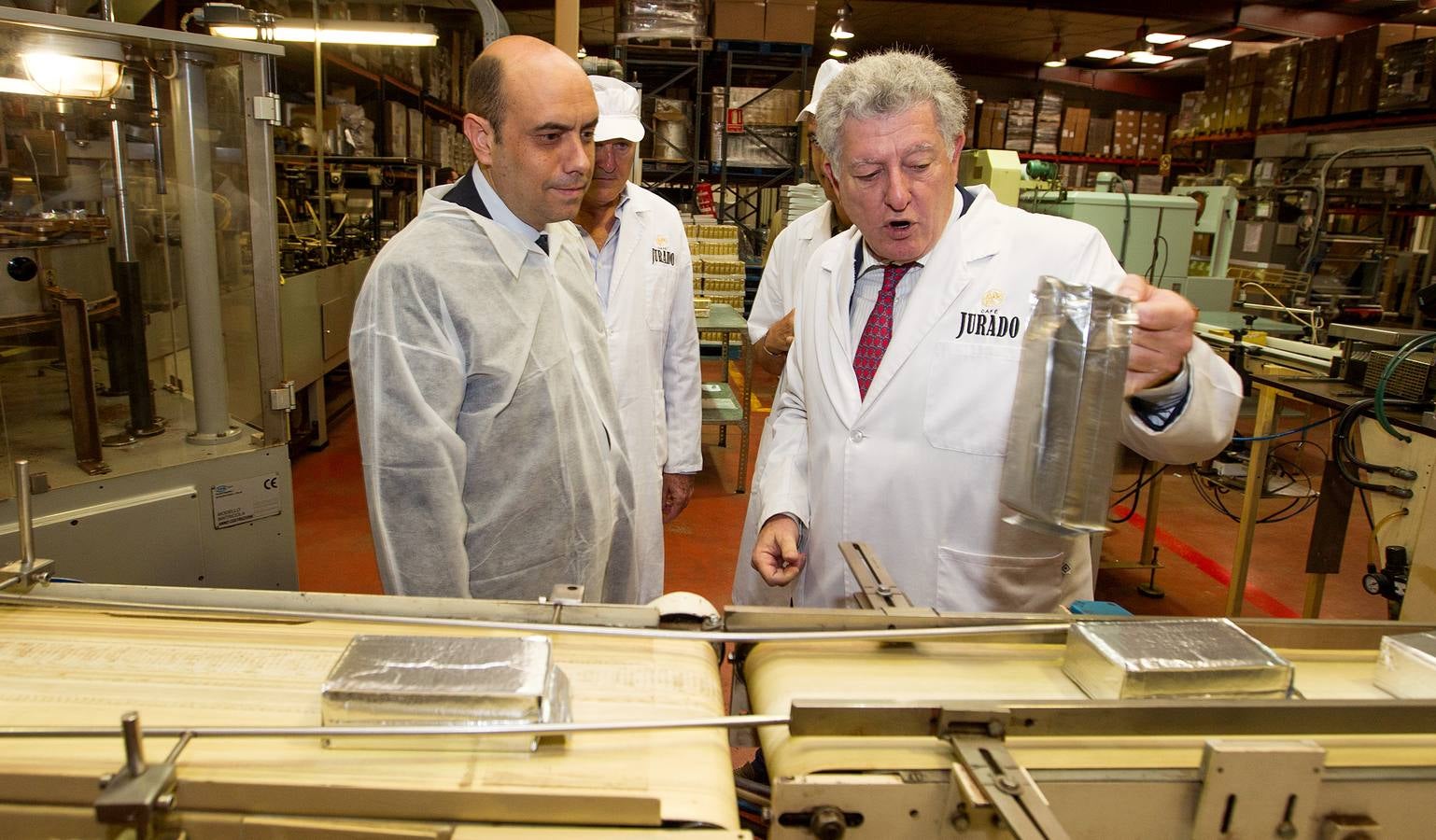 Gabriel Echávarri visita las instalaciones de Café Jurado