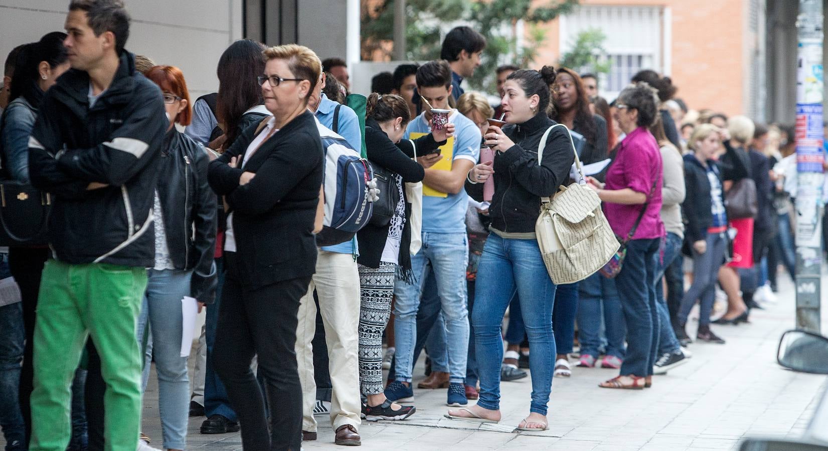 Colas en la Escuela Oficial de idiomas de Alicante para la asignación de vacantes