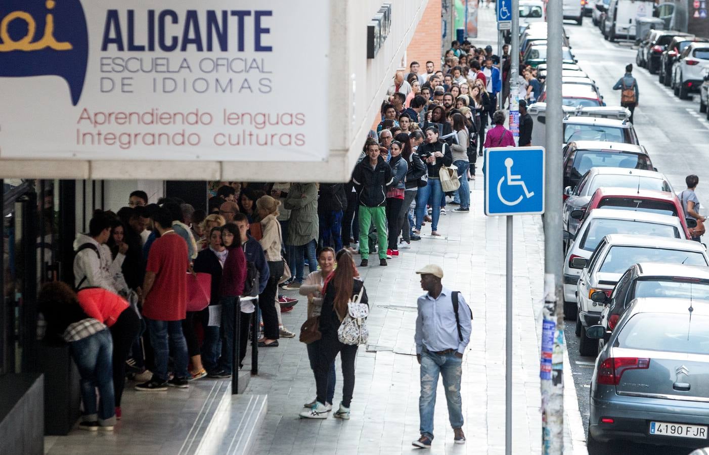 Colas en la Escuela Oficial de idiomas de Alicante para la asignación de vacantes