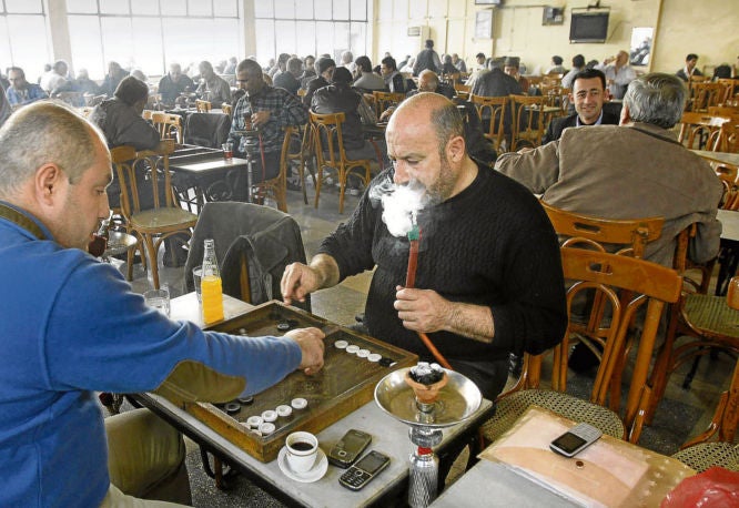 Tranquilidad contenida en un café de Damasco. La guerra se ha cobrado más de 240.000 vidas en el país.