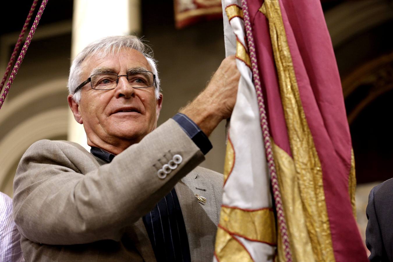 Traslado de la Senyera del Museo Histórico al Salón de Cristal del Ayuntamiento