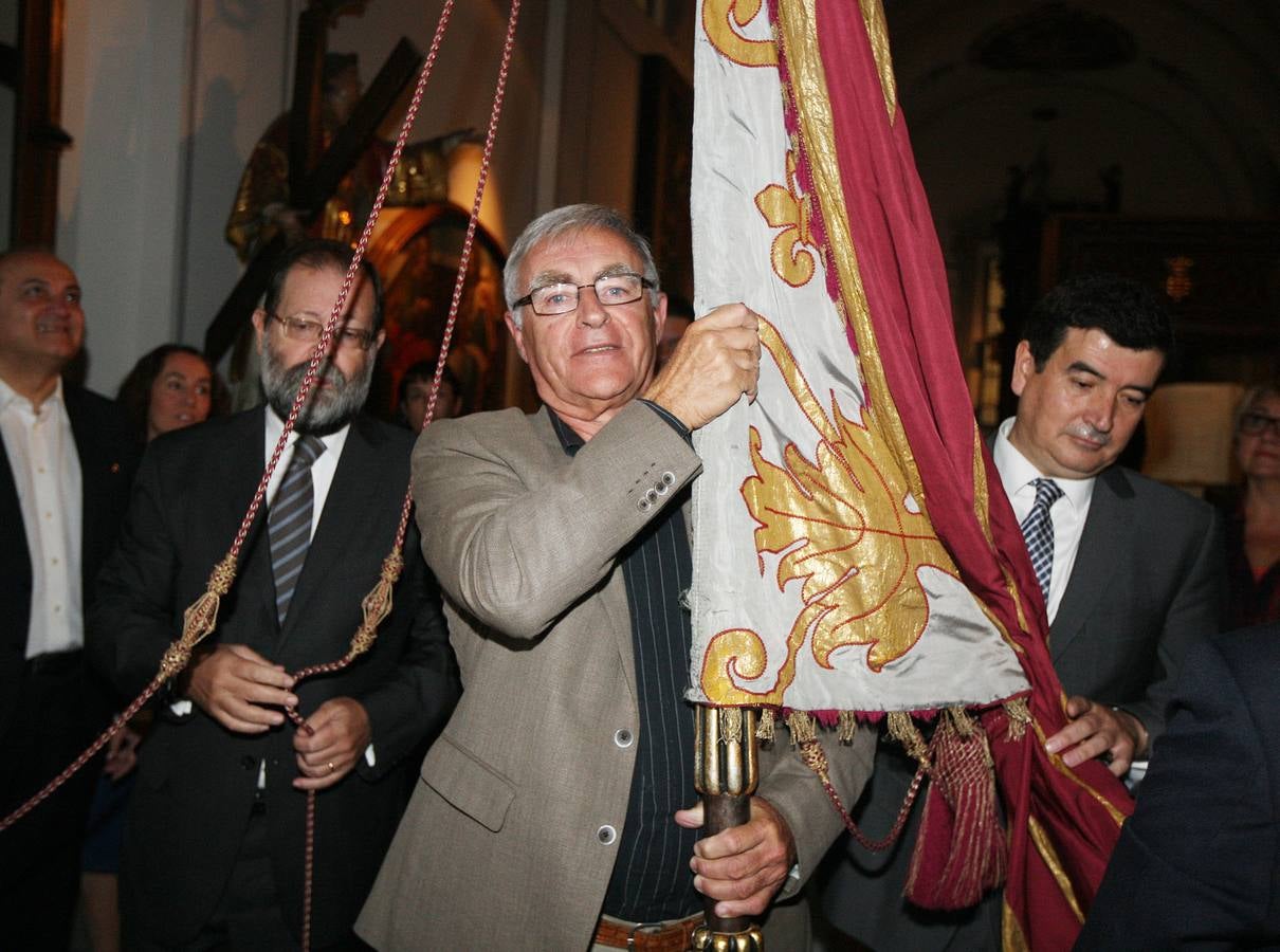 Traslado de la Senyera del Museo Histórico al Salón de Cristal del Ayuntamiento