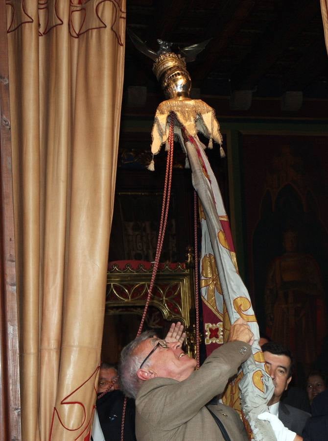 Traslado de la Senyera del Museo Histórico al Salón de Cristal del Ayuntamiento