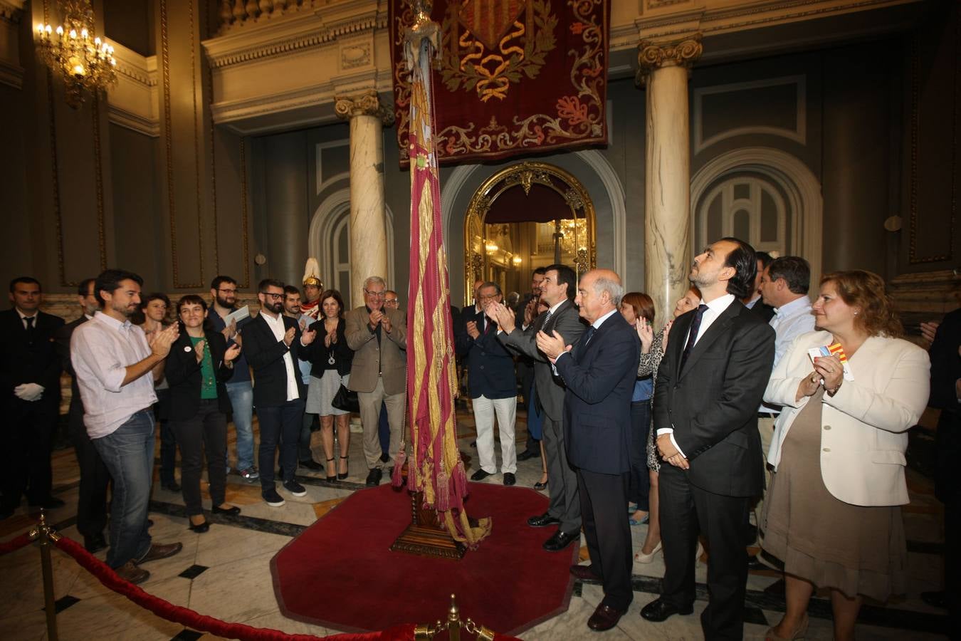 Traslado de la Senyera del Museo Histórico al Salón de Cristal del Ayuntamiento