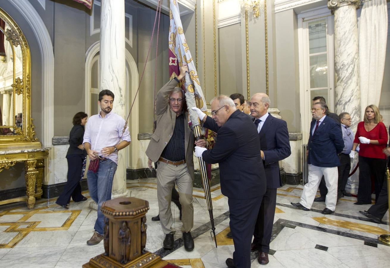 Traslado de la Senyera del Museo Histórico al Salón de Cristal del Ayuntamiento