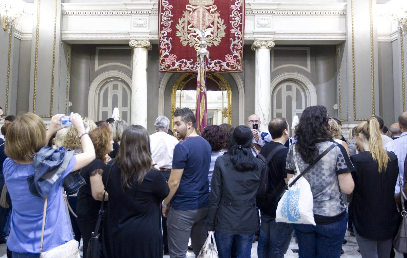 Traslado de la Senyera del Museo Histórico al Salón de Cristal del Ayuntamiento