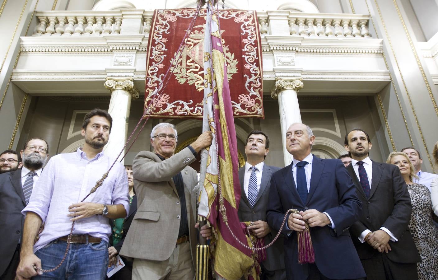 Traslado de la Senyera del Museo Histórico al Salón de Cristal del Ayuntamiento