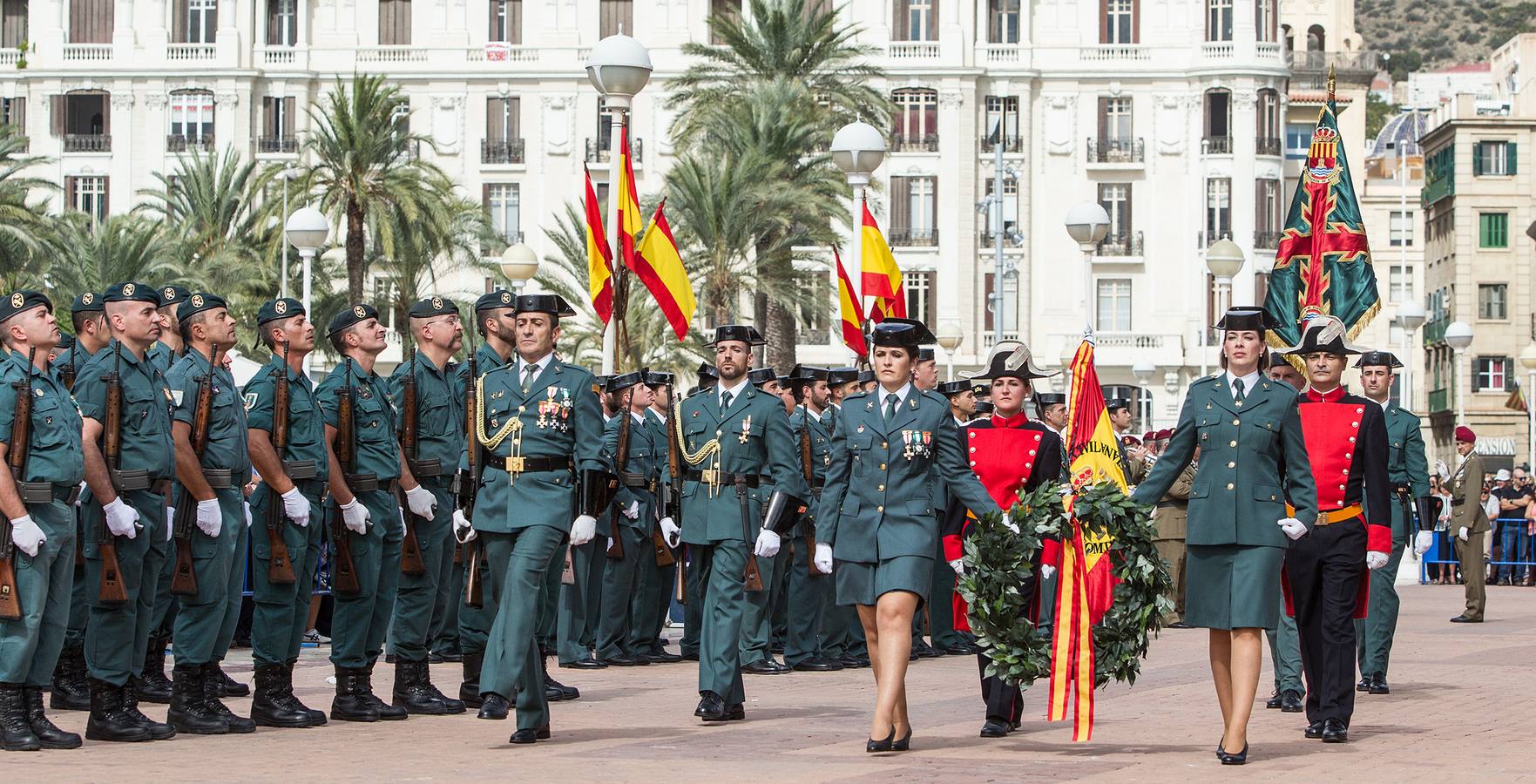 La Guardia Civil desfila por Alicante con motivo de los actos en honor a la Virgen del Pilar