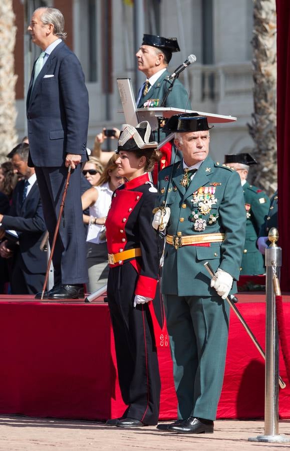 La Guardia Civil desfila por Alicante con motivo de los actos en honor a la Virgen del Pilar