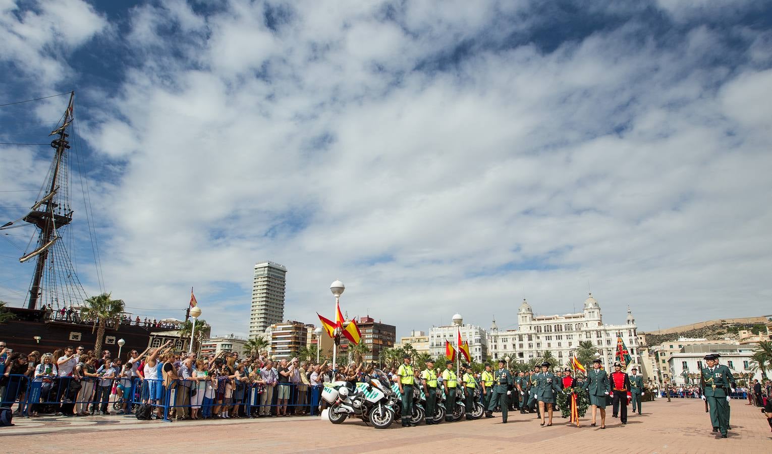 La Guardia Civil desfila por Alicante con motivo de los actos en honor a la Virgen del Pilar