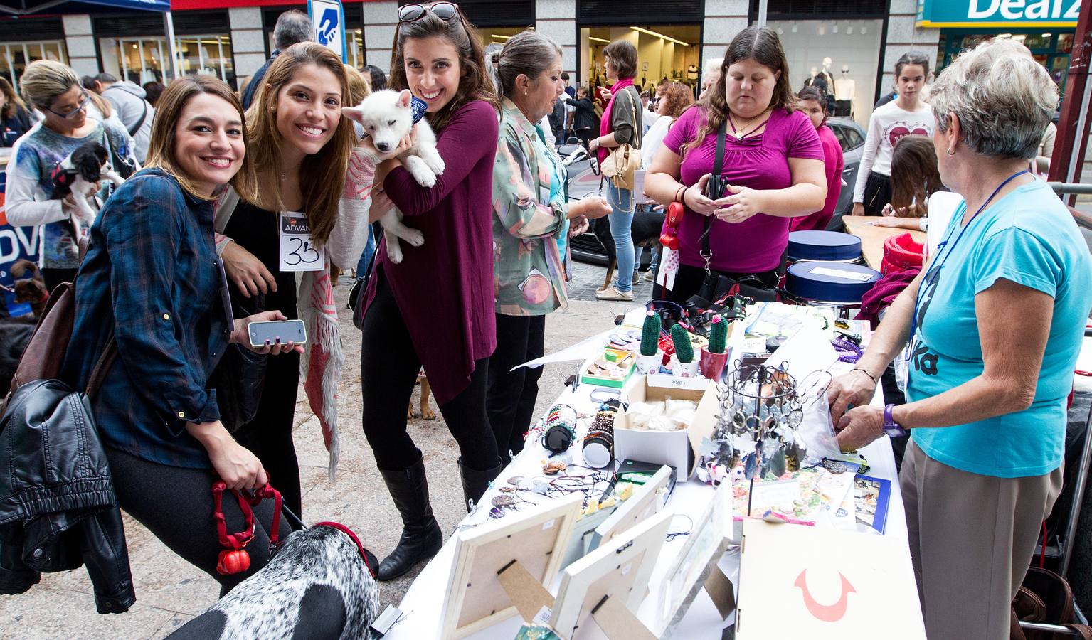 Desfile canino benéfico en El Corte Inglés