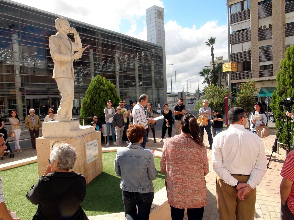 Recuerdo al poeta «a plena luz»