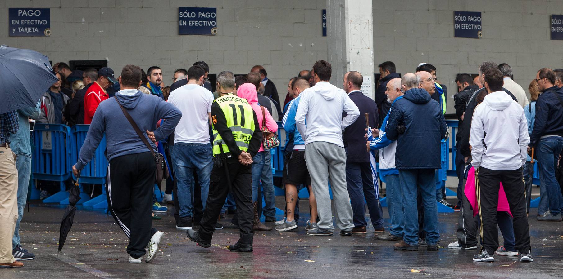 La lluvia no evita las primeras colas para ver jugar a España