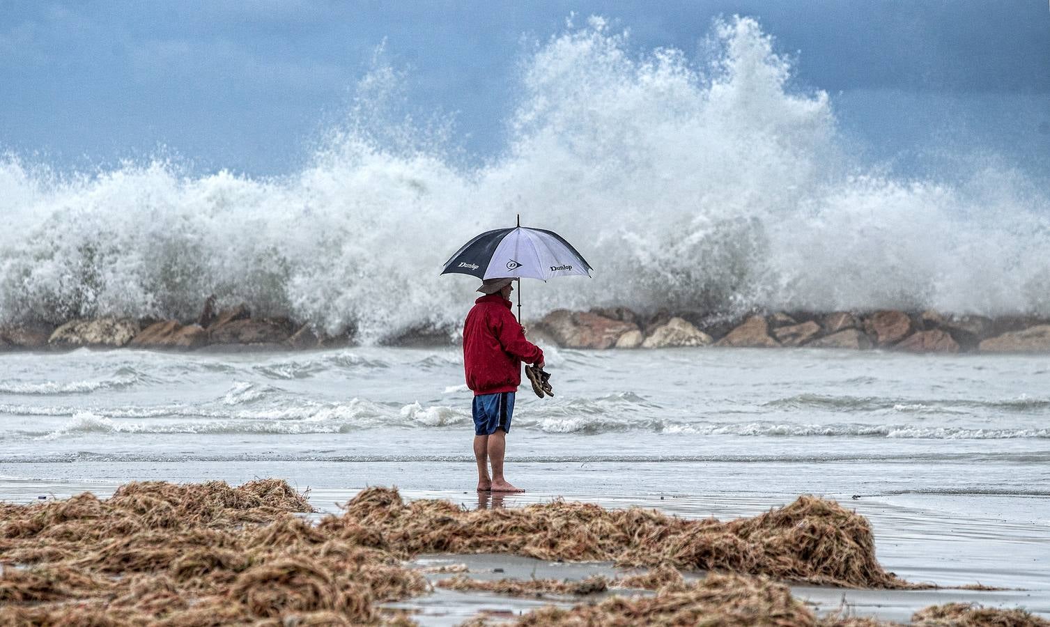 El temporal causa destrozos, suspende clases y deja más de 100 litros en 12 horas