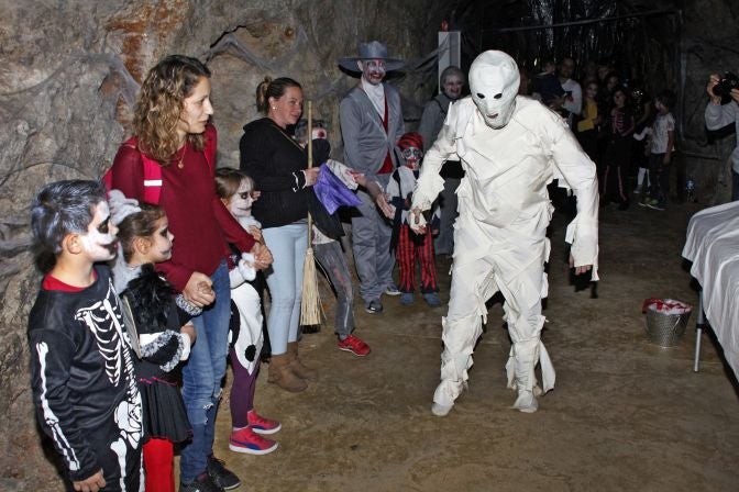 Éxito de la fiesta Halloween en Dènia