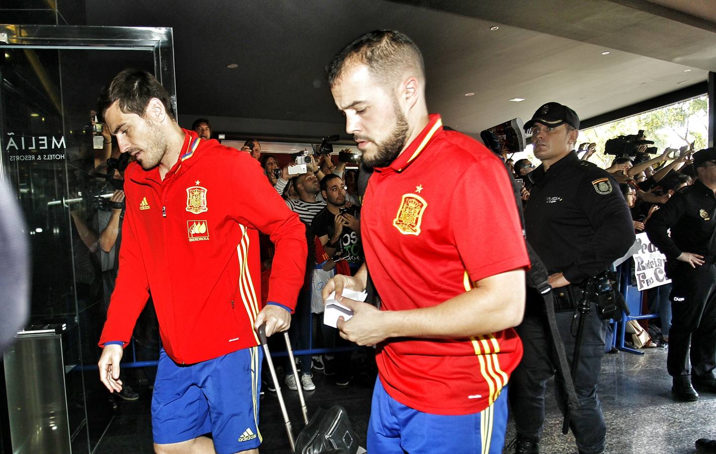 Aficionados reciben a la selección española en Alicante