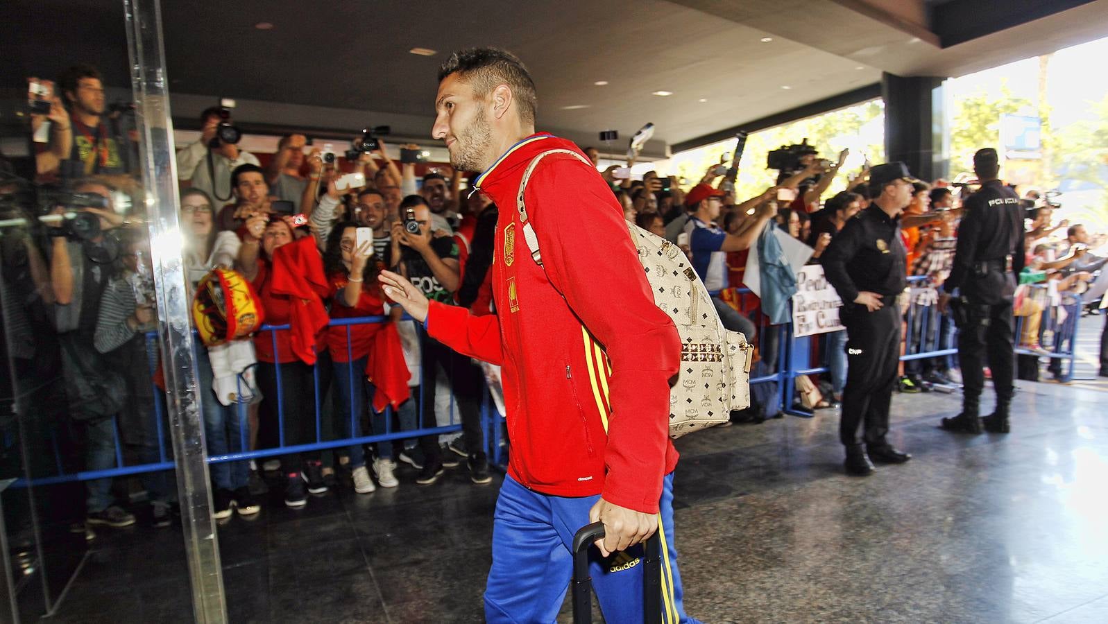 Aficionados reciben a la selección española en Alicante