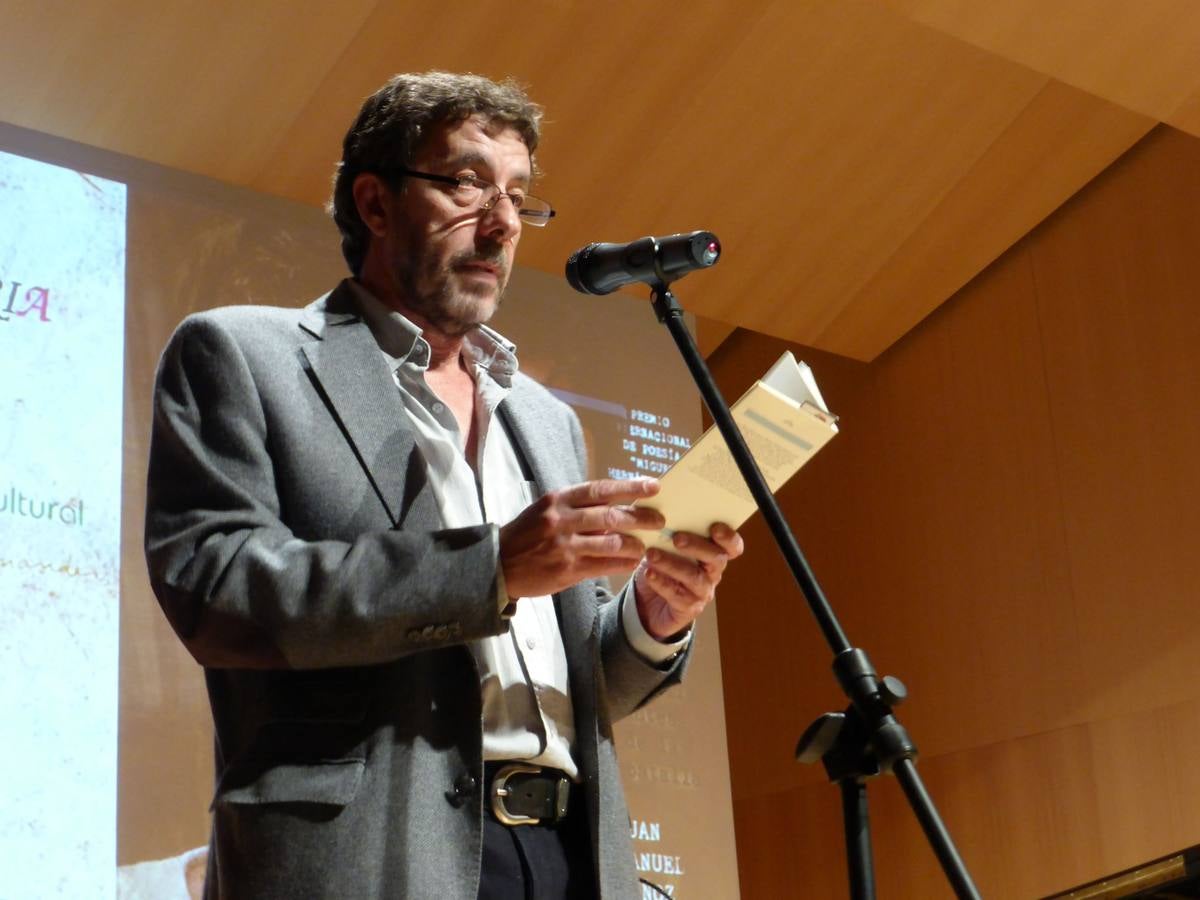 Juan Manuel Muñoz Aguirre recoge el premio Internacional Miguel Hernández