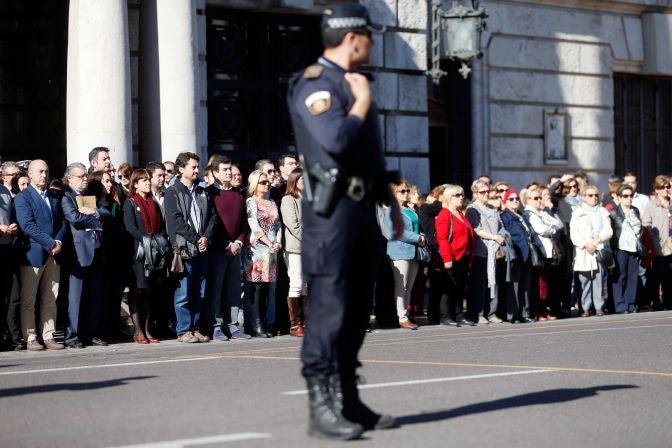 Un gran número de personas guardan un minuto de silencio en la Plaza del Ayuntamiento de Valencia. 