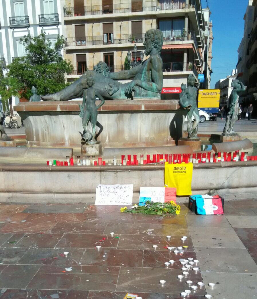 La Plaza de la Virgen ha sido el escenario de muestras improvisadas de apoyo a las víctimas y al pueblo francés. 