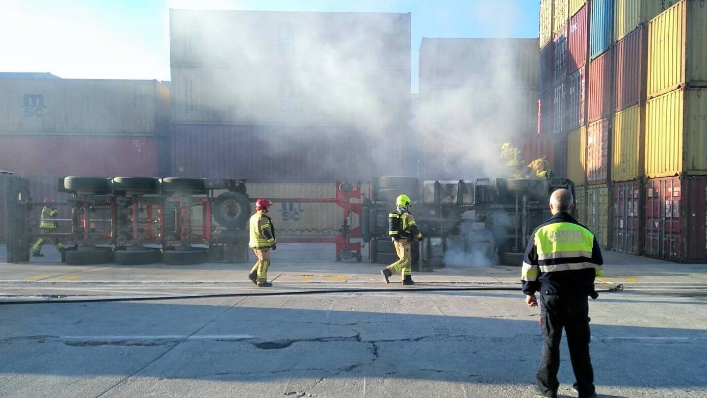 Un camión tráiler vuelca y se incendia en el Puerto de Valencia