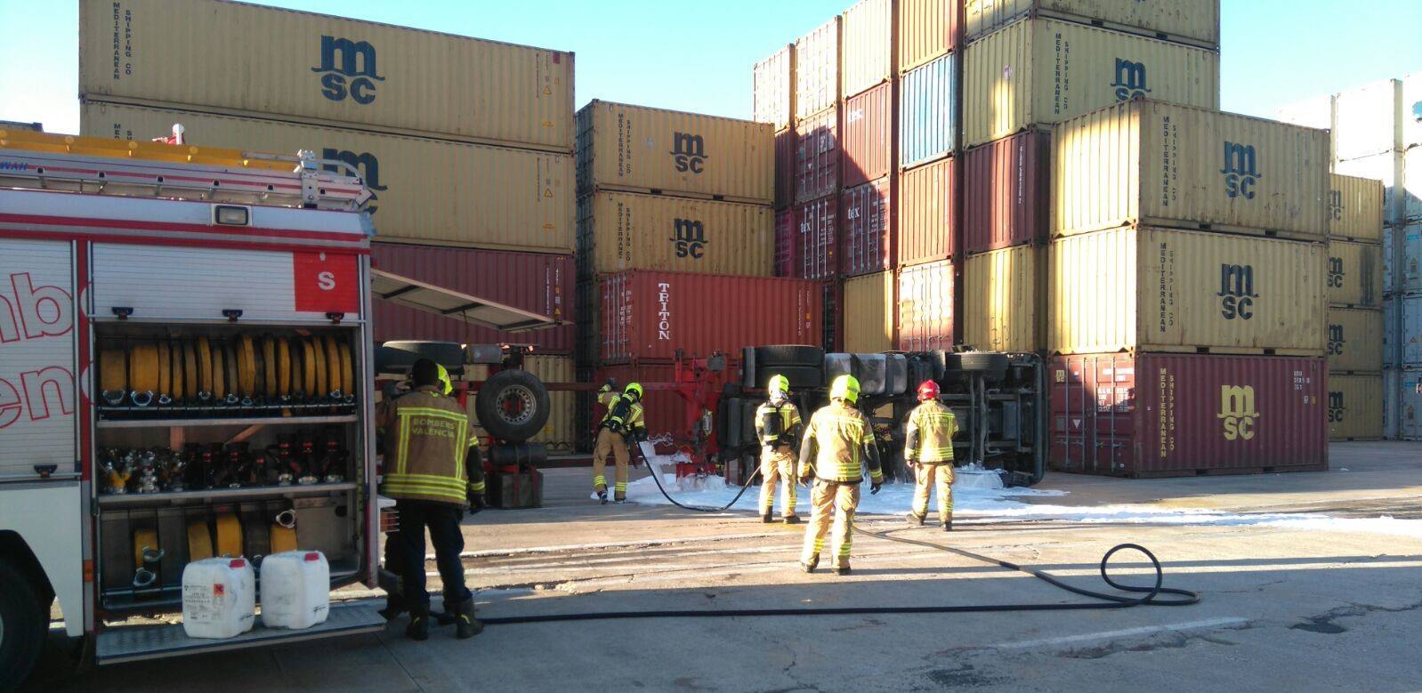 Un camión tráiler vuelca y se incendia en el Puerto de Valencia