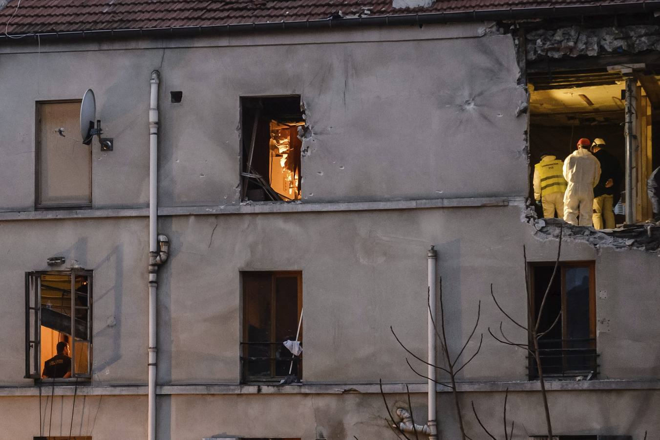 Vista de los desperfectos tras la redada antiterrorista en Saint Denis. Miembros de la policía inspeccionan el edificio del número de la calle del Corbillon en Saint-Denis en París, Francia hoy 19 de noviembre de 2015 tras la redada antiterrorista en la que se consiguió neutralizar a un comando yihadista preparado para atentar y que se saldó con al menos dos islamistas muertos y ocho detenciones. Un total de 110 agentes emplearon cerca de 5.000 municiones en una operación que duró siete horas en esa conflictiva localidad del norte de París en la que se ubica el Estadio de Francia, atacado por tres terroristas suicidas el pasado viernes, que formaban uno de los tres comandos que mataron a 129 personas e hirieron a más de 300 en esos atentados.