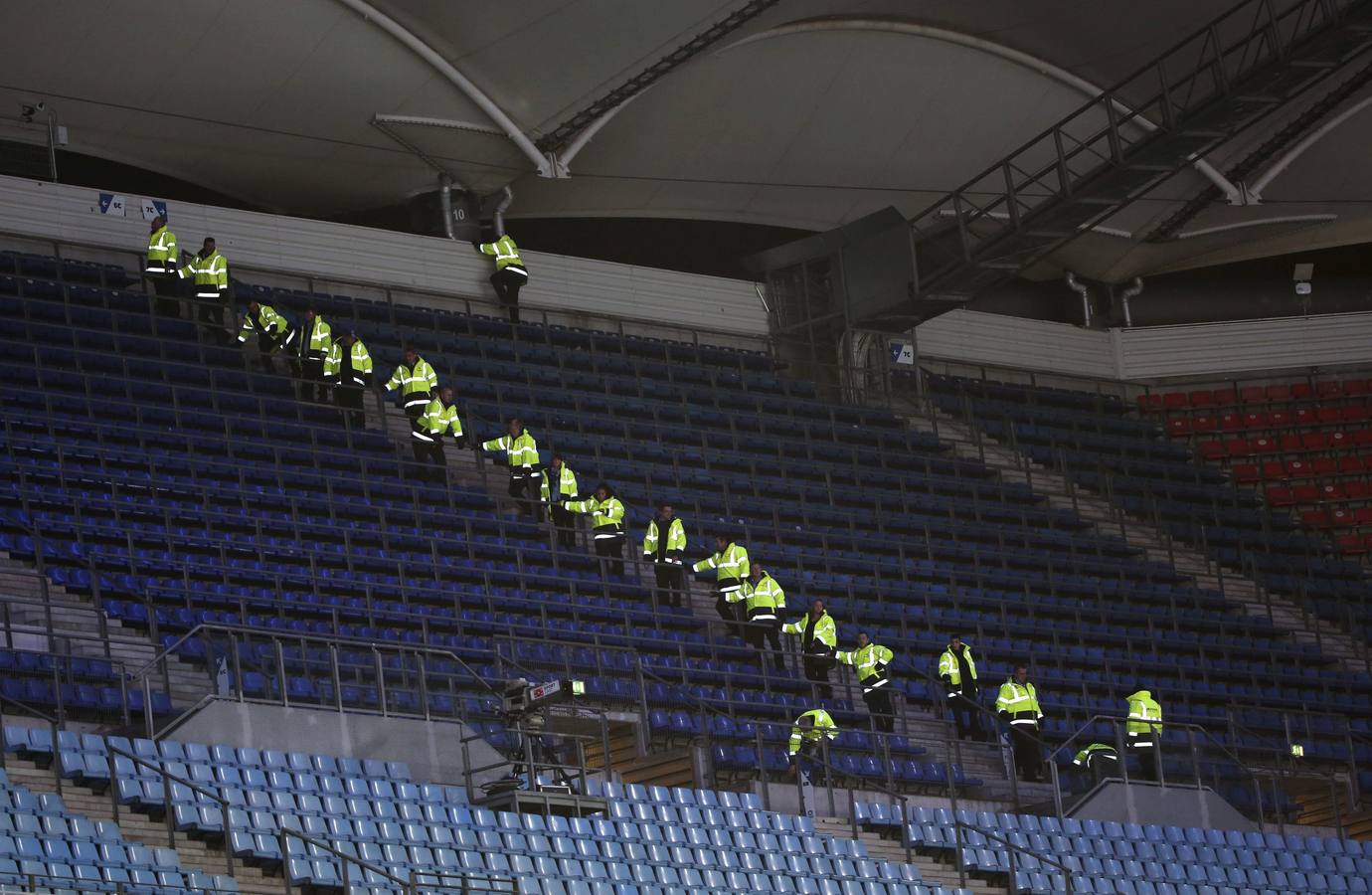 Las medidas de seguridad en todos los estadios se refuerzan tras los atentados de París. Miebros de seguridad revisan los asientos del estadio Volksparkstadion de Hamburgo, Alemania hoy 20 de noviembre de 2015. El Borussia Dormund abre con un partido a domicilio ante el Hamburgo la jornada 13 de la Bundesliga, marcada por el deseo de un regreso a la normalidad tras los atentados de París y tras la cancelación del amistoso entre Alemania y Holanda por presunta amenaza terrorista. Las medidas de seguridad en todos los estadios se han reforzado, por lo que se ha recomendado a los aficionados que vayan a los partidos con tiempo, paciencia y preferiblemente sin mochilas.