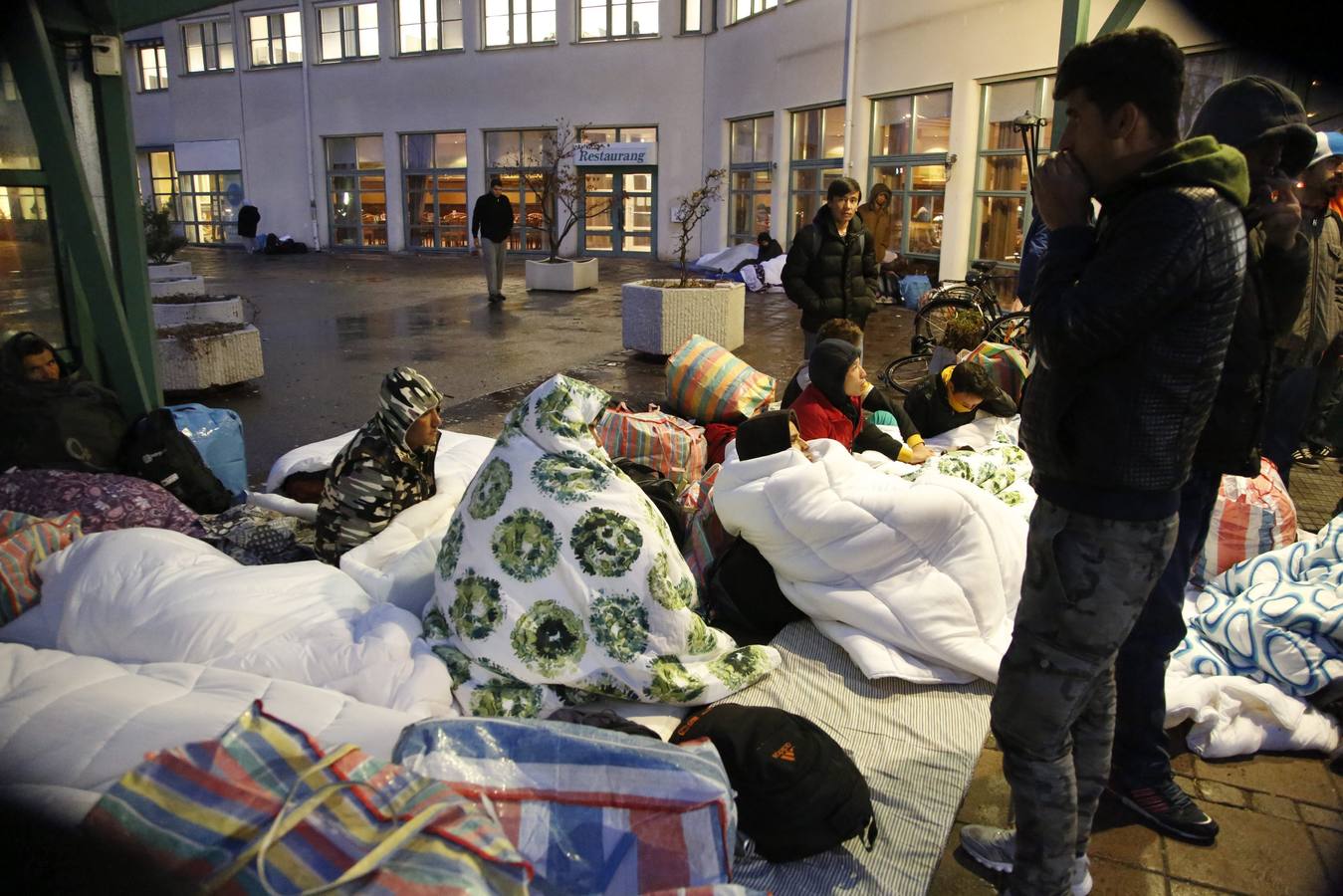 Refuegiados en Suecia. Refugiados duermen frente a la Agencia Migratoria de Suecia en Malmoe, Suecia, hoy 20 de noviembre de 2015. El Gobierno sueco prolongará durante otros veinte días, hasta el 11 de diciembre, los controles fronterizos provisionales restaurados la semana pasada para organizar el sistema de acogida de refugiados, desbordado al dispararse la llegada de solicitantes de asilo.