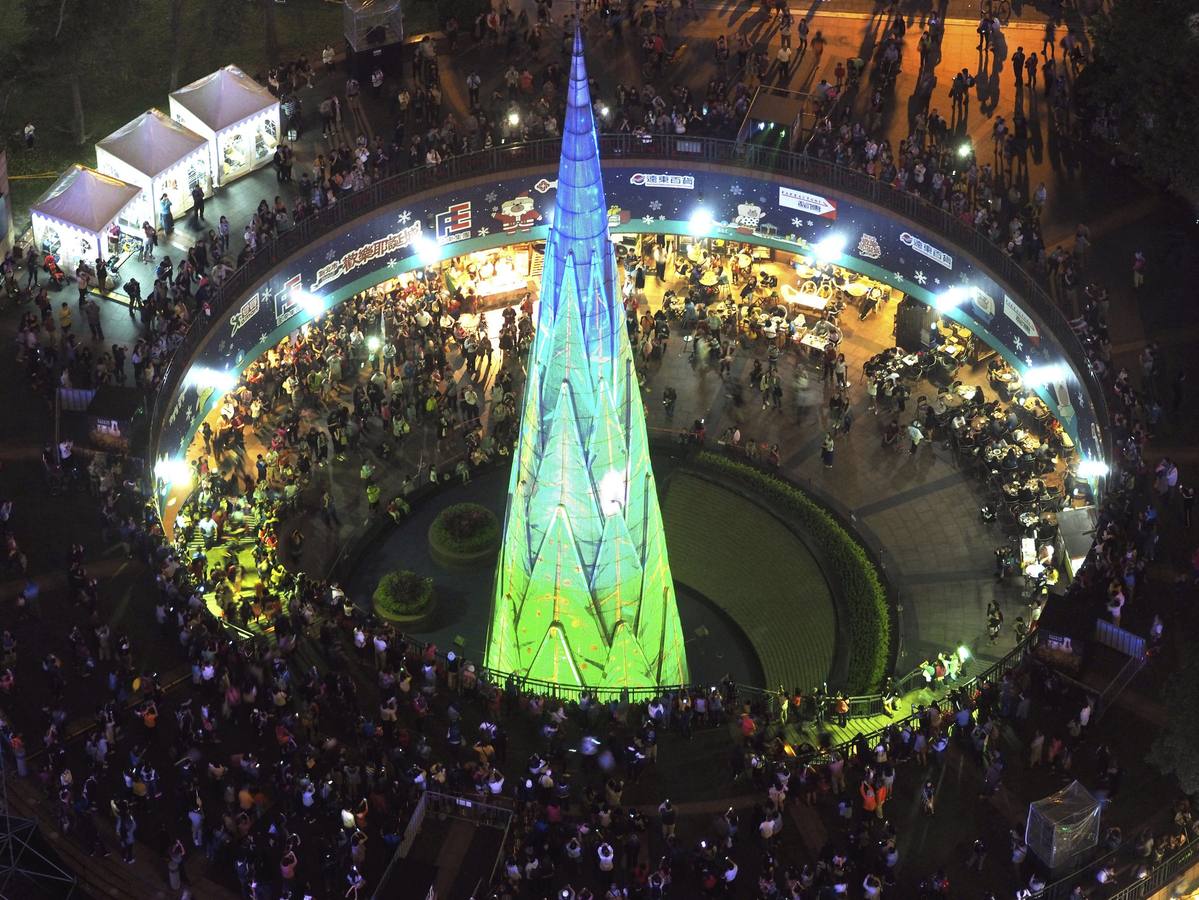 Árbol de Navidad en Taiwán. Vista del árbol de navidad en 3D eregido en Panchiao, Taiwán, hoy 20 de noviembre de 2015. El árbol, de 36 metros de altura, permanecerá iluminado hasta fin de año.