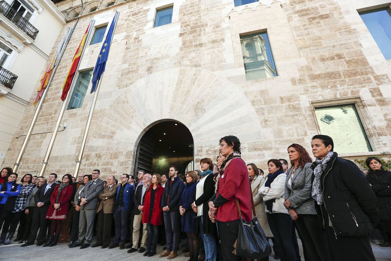 Las diputadas y diputados de Les Corts Valencianes se han concentrado este mediodía para conmemorar el Día Internacional contra la violencia machista, que este año ha causado la muerte de nueve mujeres en la Comunidad Valenciana.