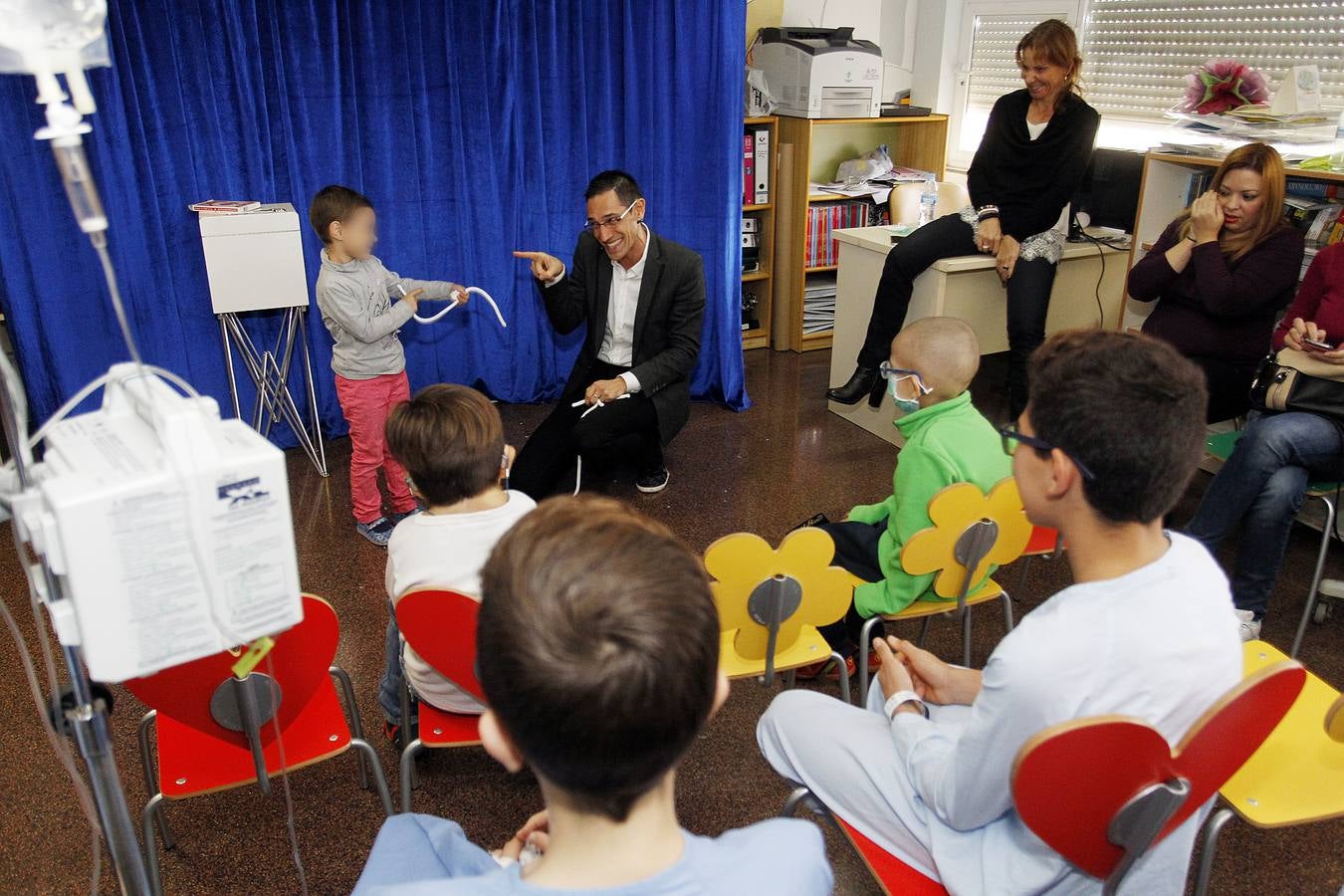 La Caixa y Cruz Roja organizan una fiesta de magia para niños ingresados en el Hospital de Alicante