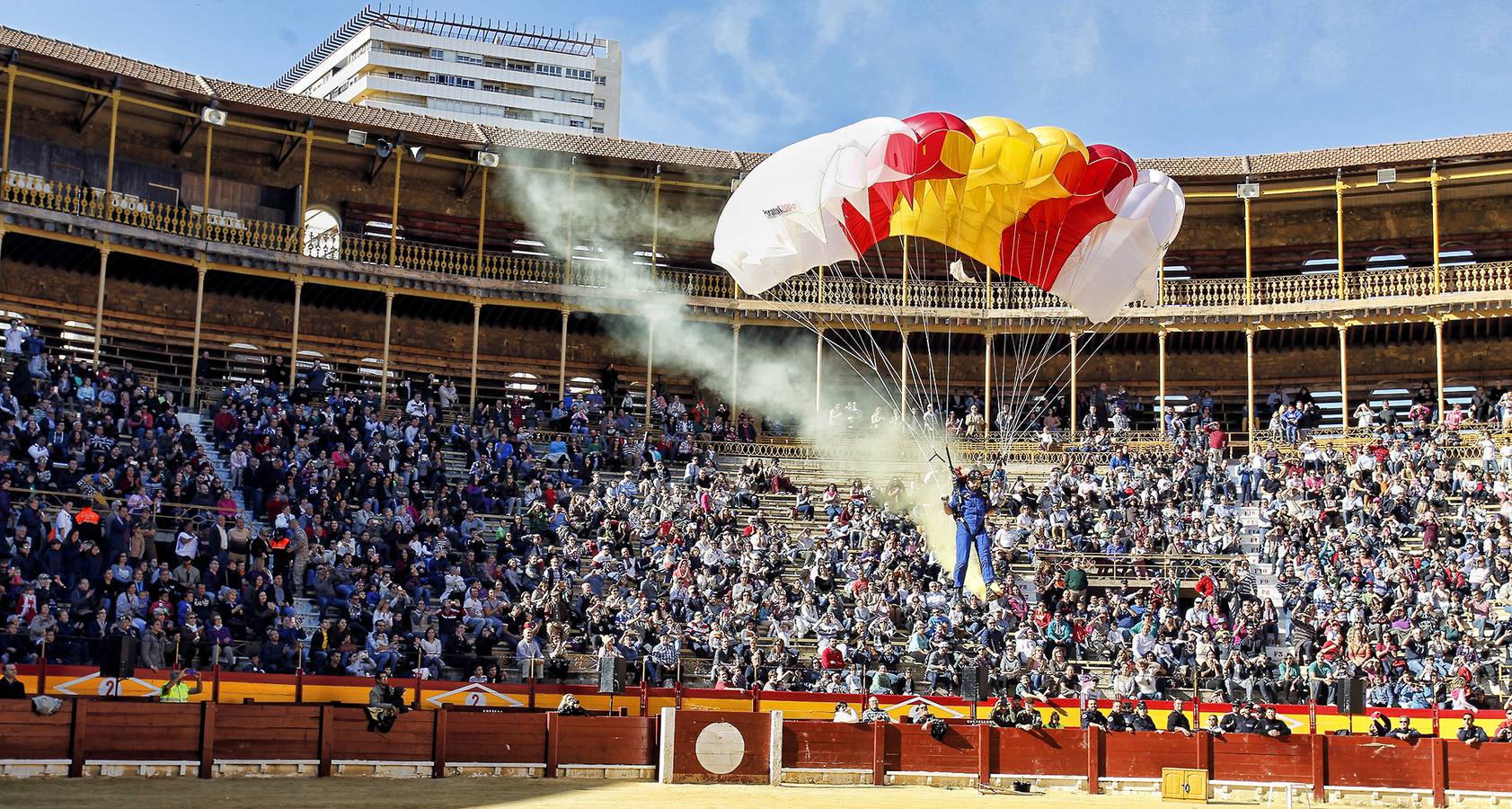 Cinco mil personas acuden a la jornada de recogida de juguetes en Alicante