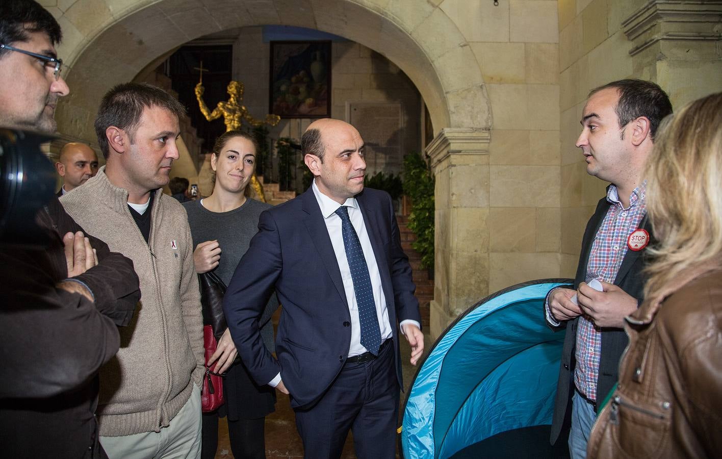 Stop Desahucios acampa en el Ayuntamiento de Alicante