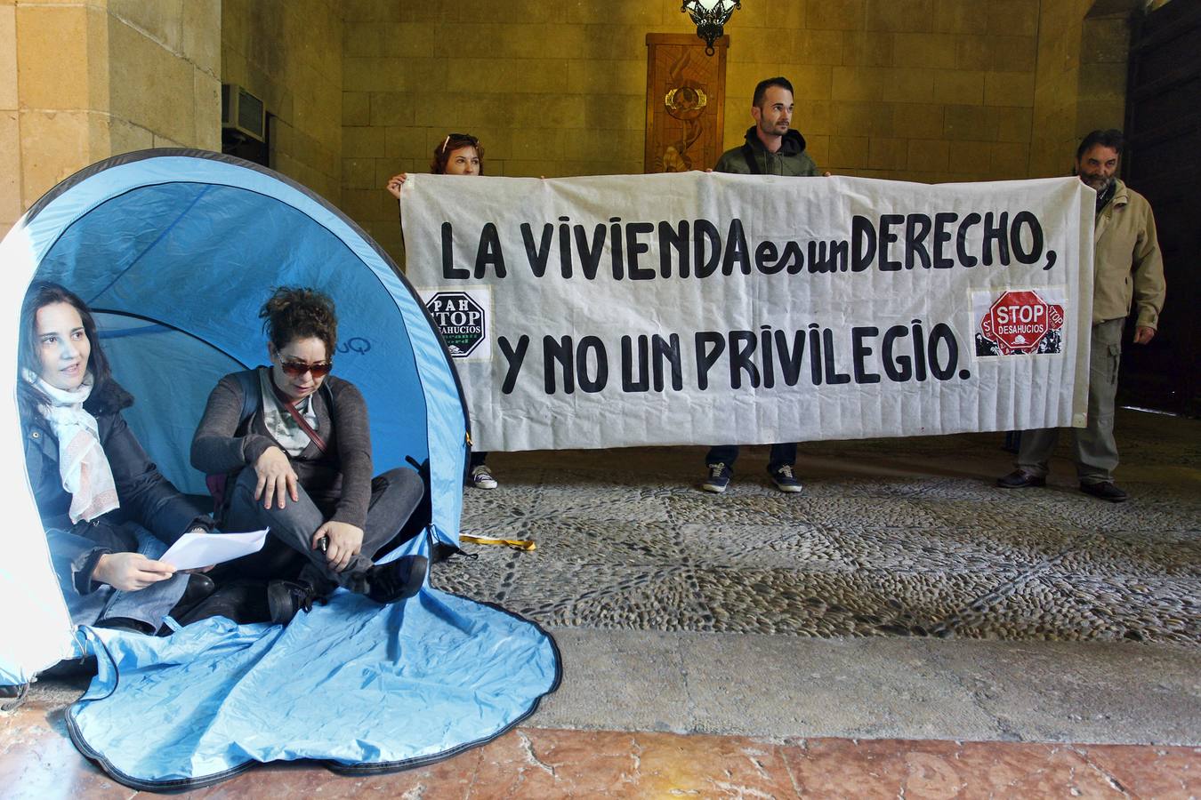 Stop Desahucios acampa en el Ayuntamiento de Alicante