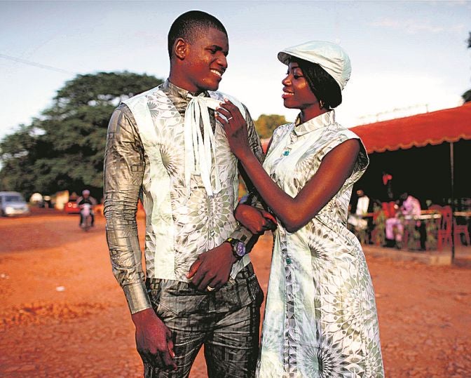 Los modelos Darhat Diallo y Oumou soumares posan con sus vestidos de ceremonia conjuntados.