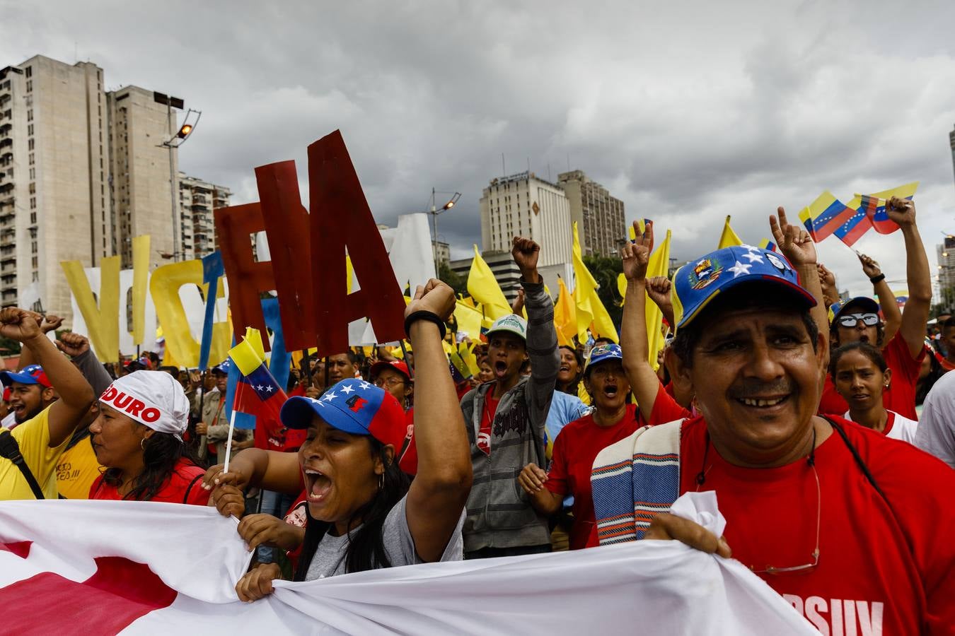 Seguidores chavistas durante el cierre de campaña electoral en Venezuela.