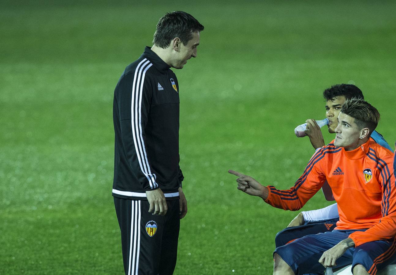 El primer entrenamiento de Gary Neville, en imágenes