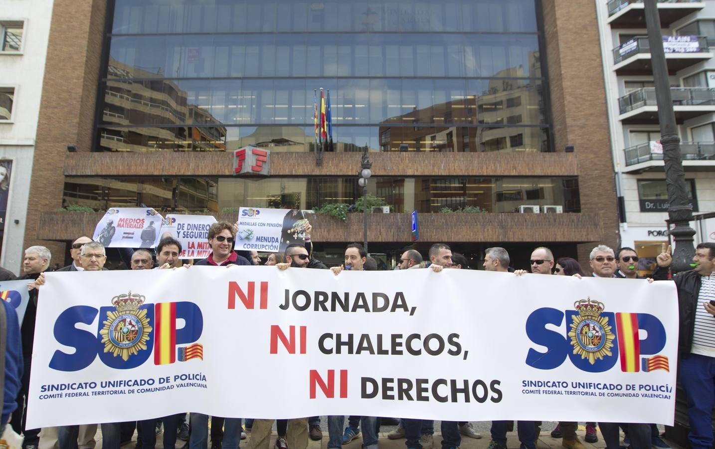 Concentración de policías nacionales frente a la delegación de gobierno