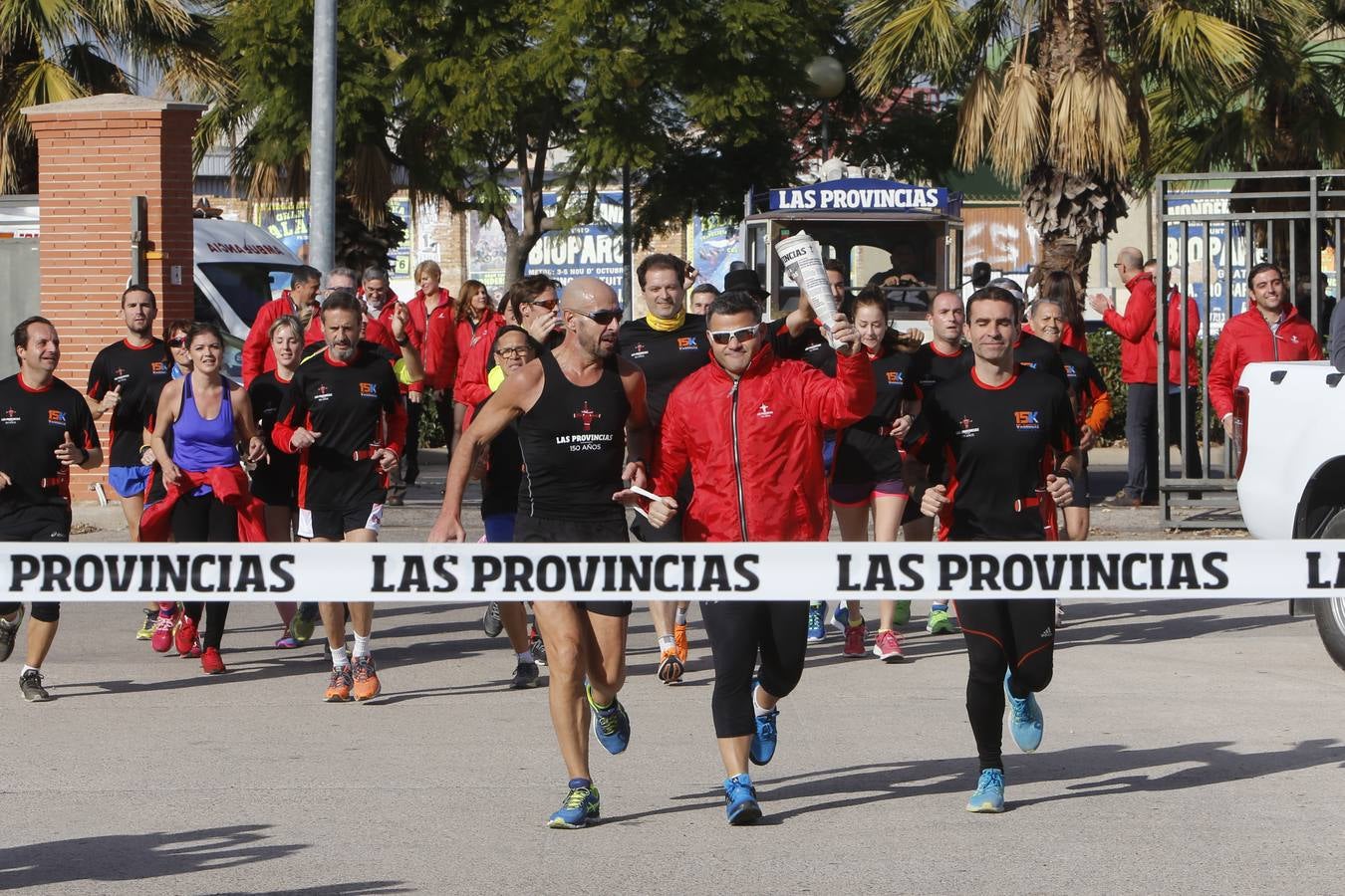 Meta. Momento en el que el paraolímpico David Casinos termina el último kilómetro acompañado de corredores de la 15K.. 