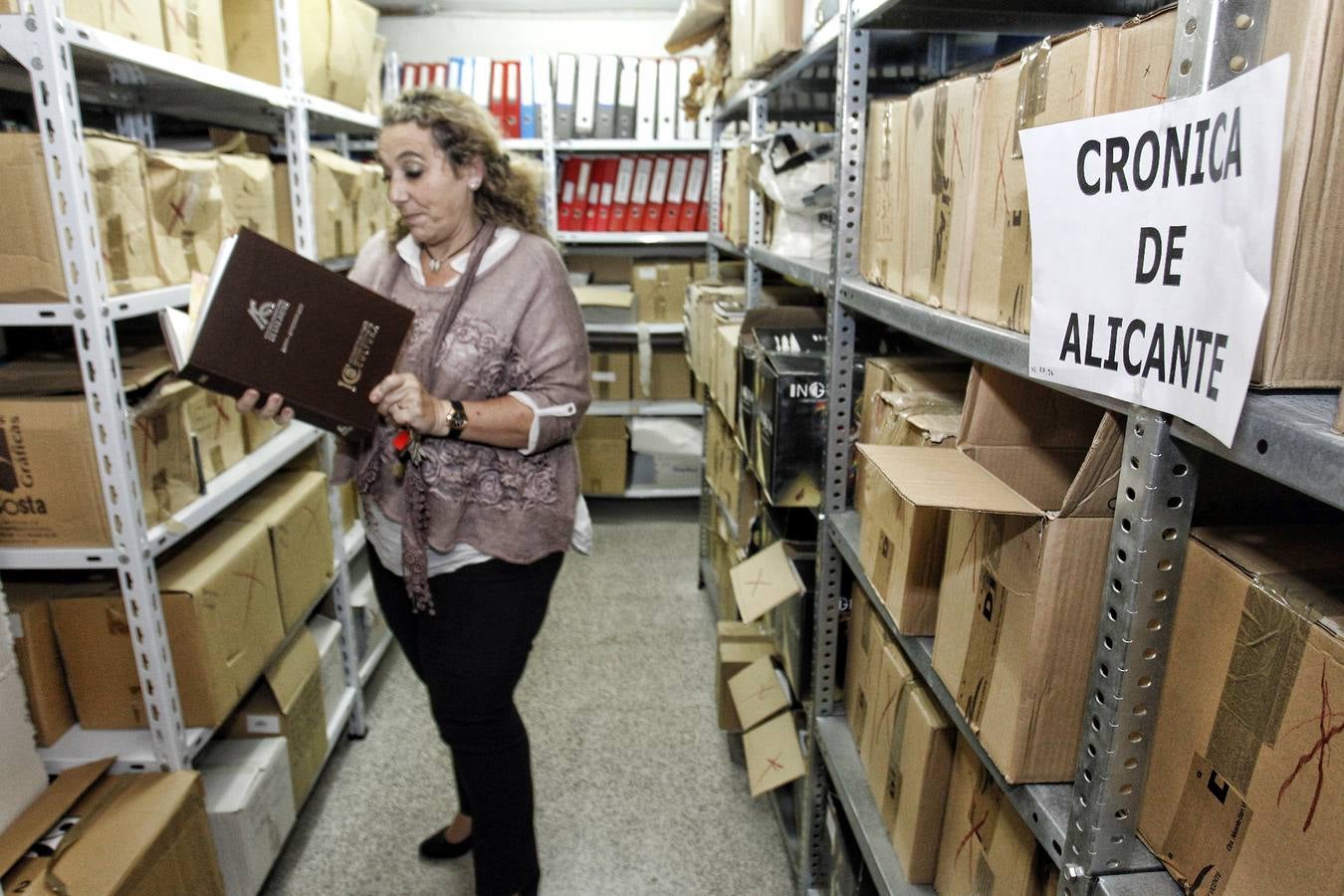 Cultura encuentra más de 32.000 libros amontonados en el sótano de la Concejalía en Alicante