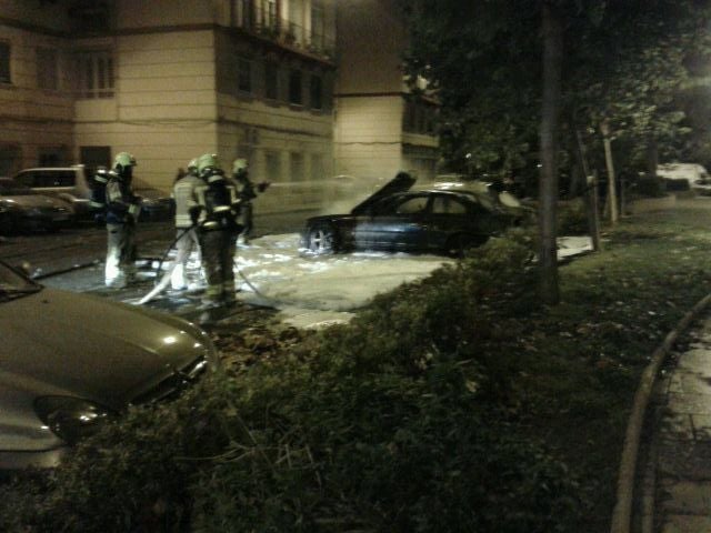 Arden diez vehículos en la calle Poeta Andrés de Valencia