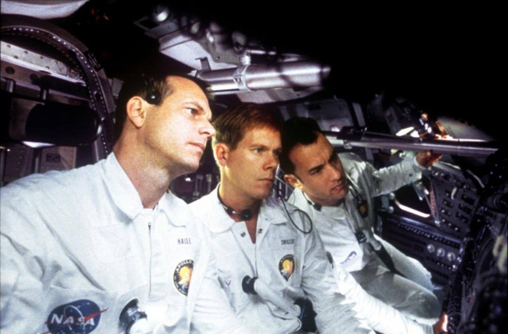 Apolo 13 (1995). James Lovell, Jack Swigert y Fred Haise han sido seleccionados por la NASA para acudir a la siguiente misión lunar estadounidense, Apolo 13. Cuando una explosión inesperada aleja al diminuto vehículo espacial miles de millas de la Tierra, el mundo entero estará pendiente de los tres astronautas y de su lucha para regresar a la Tierra. La historia se cuenta desde el punto de vista de James A. Lovell, relatando los esfuerzos de él y de los otros dos astronautas perdidos en el espacio, mientras cientos de personas en la NASA y en el gobierno se mueven a contrarreloj para intentar que los tres astronautas consigan llegar sanos a la Tierra.