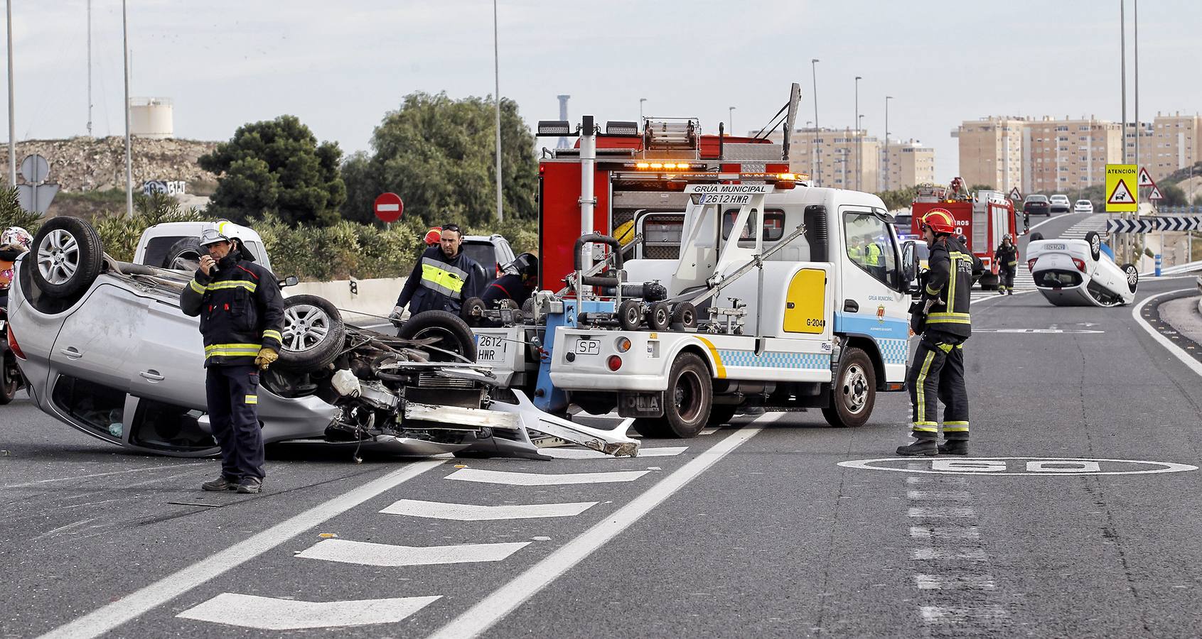 Un accidente provoca el vuelco de dos vehículos en la A-31 en Alicante